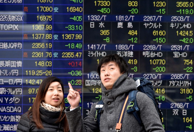 O índice Hang Seng liderou as perdas na Ásia, com queda de 2,99%, após o governo de Hong Kong revelar planos de elevar um imposto sobre negócios com ações