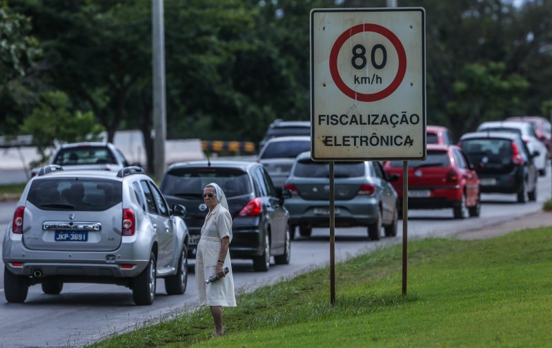 Freira aguarda para atravessar em faixa expressa de Brasília. Limite de 80 km por hora nas cidades é alto, diz coordenadora da OMS Margie Peden  Foto André Coelho Agência O Globo  