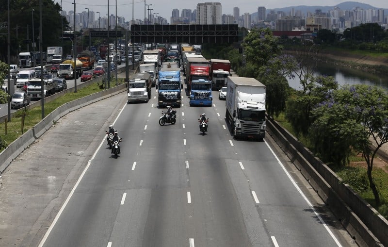  Lorry drivers block the the Marginal Tiete highway in Sao Paulo, Brazil, on November 9, 2015 during a national protest day demanding lower diesel oil prices, a better freight prices table and the resignation of President Dilma Rousseff. . AFP PHOTO / Miguel SCHINCARIOL  