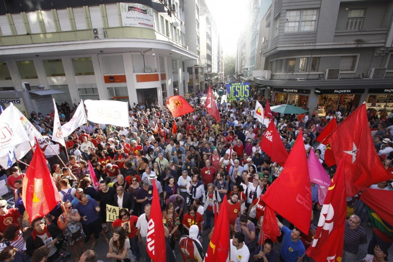 Ato em defesa de Lula lotou a Esquina Democrática, no centro de Porto Alegre.
