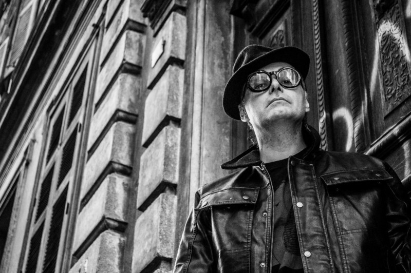 Personagem em frente a espaço igualmente emblemático: Garagem Hermética