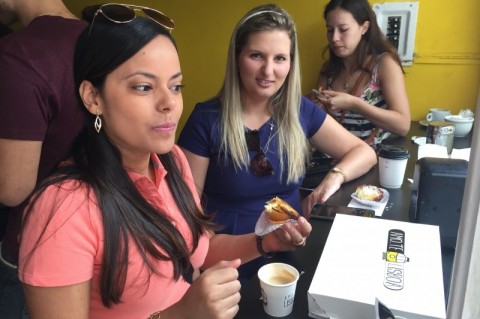 Cliente Gabrielle Figueiredo vai pela primeira vez &agrave; confeitaria Amo.Te Lisboa