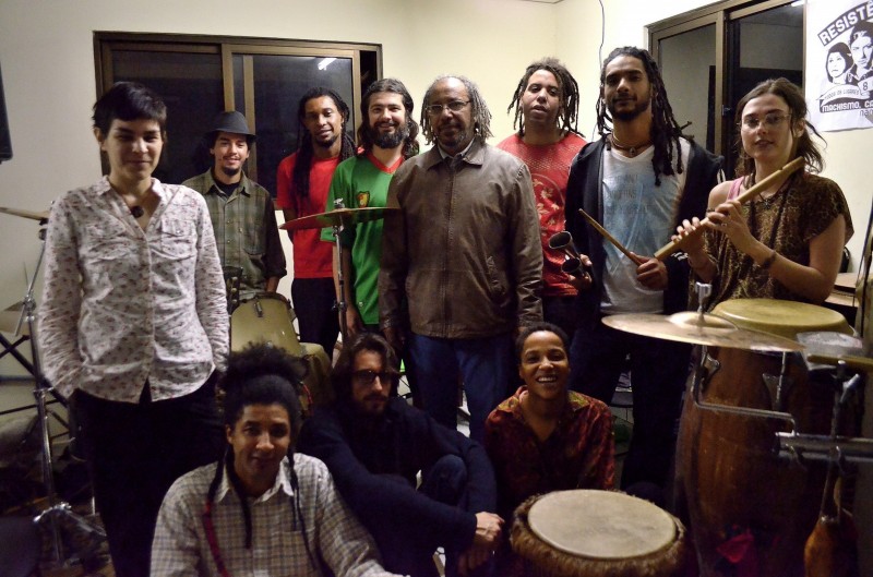 Integrantes do grupo são jovens trabalhadores e estudantes, que contam com apoio do compositor  Telmo Flores (centro)