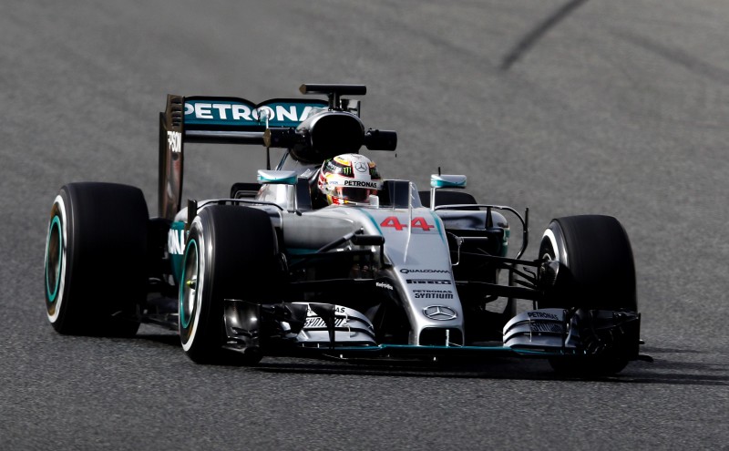 Nova regra promete acirrar a disputa entre Hamilton e Rosberg 