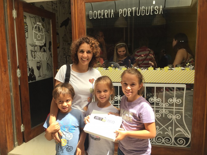 Cassandra de Souza levou crianças e comprou caixa cheia na Amo.Te Lisboa Foto: Patrícia Comunello/Especial/JC