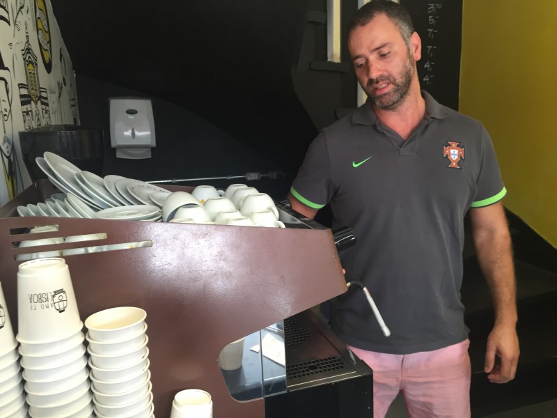 Ivan Andrade ajuda amigo português no café Foto: Patrícia Comunello/Especial/JC