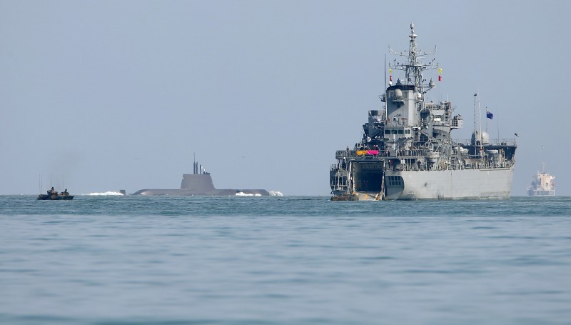  Descrição:         A South Korean Marine amphibious assault vehicle (L) moves to a landing ship (R) as a South Korean submarine (C) is seen from the southeastern port of Pohang on March 7, 2016.   South Korea and the US kicked off their largest-ever joint military drills on March 7, prompting fresh warnings from North Korea of "indiscriminate" nuclear strikes against Seoul and the US mainland.  / AFP / YONHAP / - /  - South Korea OUT / REPUBLIC OF KOREA OUT - NO ARCHIVES - RESTRICTED TO SUBSCRIPTION  