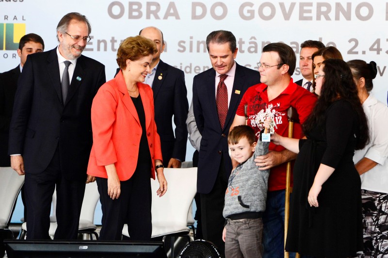 Felipe, de quatro anos, filho de Eliel Silveira, recebeu as chaves das mãos de Dilma Rousseff