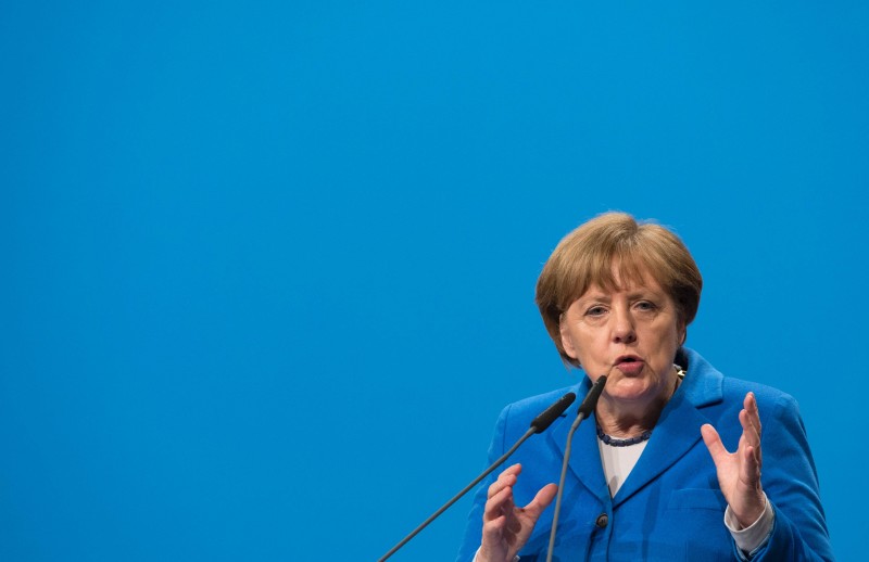  Descrição:         German Chancellor Angela Merkel speaks during an election campaign event of her Christian Democratic Union (CDU) for state elections in the southwestern German federal state of Baden-Wuerttemberg, attend an election campaign event in Nuertingen, southwestern Germany, on March 8, 2016.  Chancellor Angela Merkel's party risks a drubbing at key state elections on March 13, 2016 as voters punish the German leader for her liberal refugee policy, while the right-wing populist AfD eyes major gains as it scoops up the protest vote. / AFP / THOMAS  