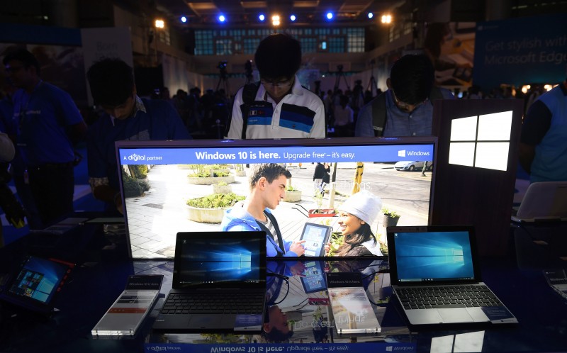  INDIAN VISITORS WORK ON COMPUTERS AND TABLETS LOADED WITH THE NEWLY LAUNCHED WINDOWS 10 AT AN EVENT IN NEW DELHI ON JULY 29, 2015. MICROSOFT IS AIMING TO BUILD LASTING RELATIONSHIPS WITH WINDOWS 10, THE OPERATING SYSTEM LAUNCHED AND SEEN AS CRITICAL TO REVIVING THE FORTUNES OF THE ONCE-DOMINANT TECH GIANT.  FOR THE FIRST TIME, MICROSOFT IS MAKING A MAJOR NEW VERSION OF WINDOWS AVAILABLE FREE AS AN UPGRADE TO ANYONE USING EITHER OF THE PRIOR TWO GENERATIONS OF THE SYSTEM.    AFP PHOTO/MONEY SHARMA  