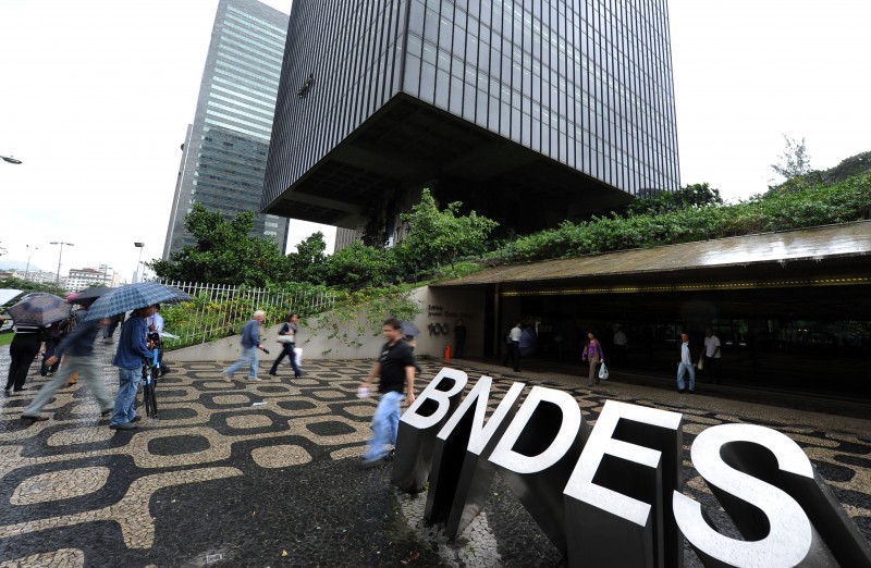  THE MAIN ENTRANCE TO THE STATE-OWNED BRAZILIAN DEVELOPMENT BANK (BNDES) IN RIO DE JANEIRO, BRAZIL, ON JULY 4, 2011. THE BNDES WILL SUPPORT THE FUSION OF CARREFOUR AND CBD-PAO DE ACUCAR IN BRAZIL ONLY IF ALL SIDES INVOLVED, INCLUDED CASINO, AGREE TO DO IT IN A "FRIENDLY" AND "WITHOUT LITIGATION" WAY. FRENCH SUPERMARKET GIANTS CARREFOUR AND CASINO TRADED FURTHER BLOWS MONDAY OVER THEIR OPERATIONS IN BRAZIL, A KEY MARKET WHERE BOTH ARE CLAIMING A TIE-UP WITH THE SAME COMPANY. AFP PHOTO/VANDERLEI ALMEIDA  