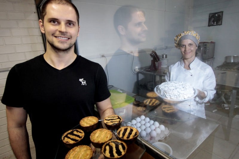 P�voas e Ana Paula: cozinha da empresa � 
protegida para evitar 'contamina��o cruzada'