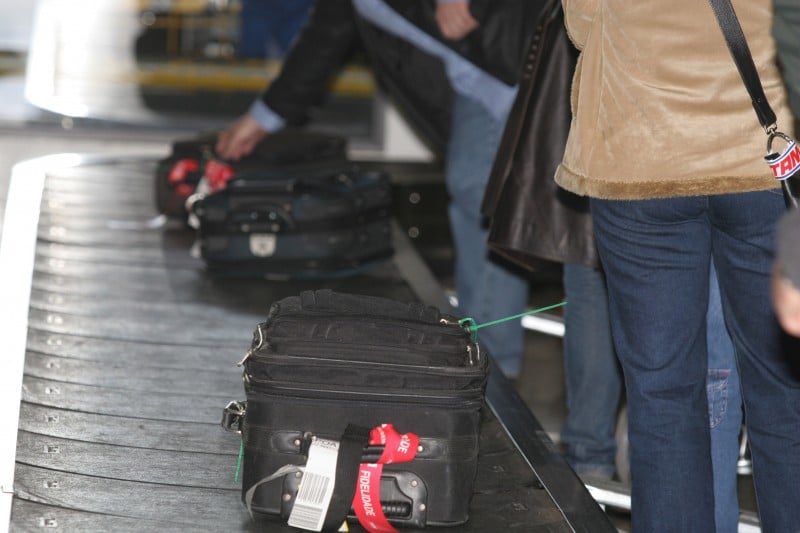 Os brasileiros terão que pagar para despachar malas em voos nacionais e internacionais a partir de 2018, mas poderão levar bagagens de mão maiores até o fim deste ano.