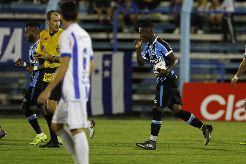  ESP - Lincoln comemora após marcar o terceiro gol do Grêmio contra o Cruzeiro - LUCAS UEBEL-GREMIO FBPA.  