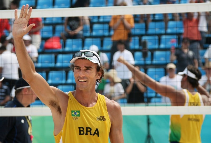  BRAZIL'S EMANUEL REGO WAVES TO SPECTATORS AFTER BRAZIL WON THE MATCH OVER ANGOLA  DURING A MEN'S PRELIMINARY BEACH VOLLEYBALL MATCH AT BEIJING'S CHAOYANG PARK BEACH VOLLEYBALL GROUND ON THE FIRST DAY OF COMPETITIONS OF THE 2008 BEIJING OLYMPIC GAMES ON AUGUST 9, 2008. BRAZIL WON 2-0.  AFP PHOTO THOMAS COEX  