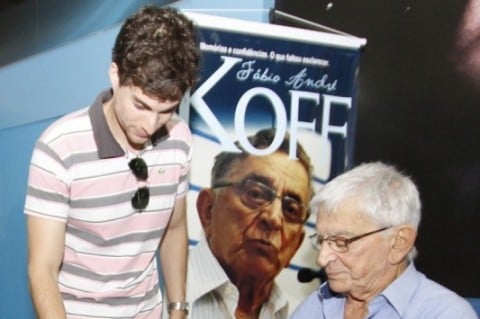  Sessão de autógrafos do Ex-presidente do Grêmio.    na foto: Fábio Koff (D)) autofraga seu livro para Vinicius Tolotti (E)  