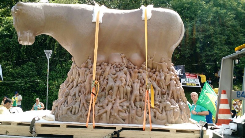  pg3 criatividade no protesto contra o PT - Gilberto Jasper VALE ESTA  