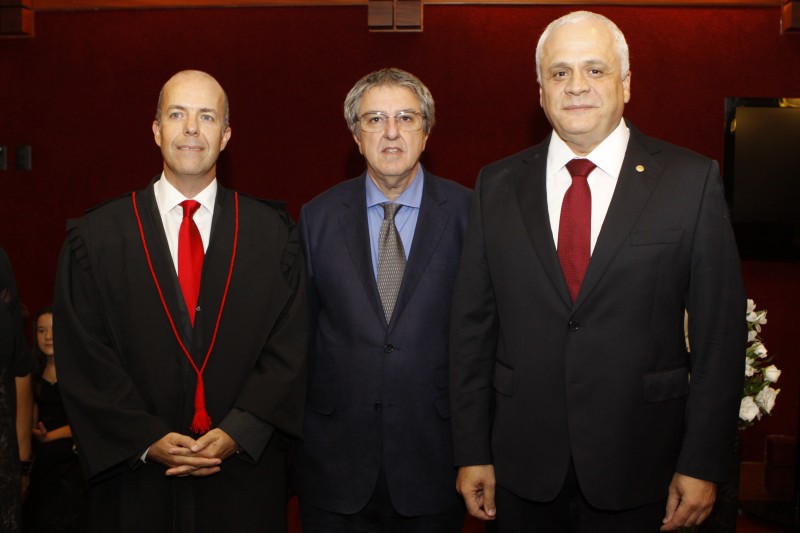 Ordem dos Advogados
foto 1
Marcelo Bertoluci, Luiz Felipe Silveira, presidente do Tribunal de Justiça, e Ricardo Breier, presidente da OAB/RS 
 

