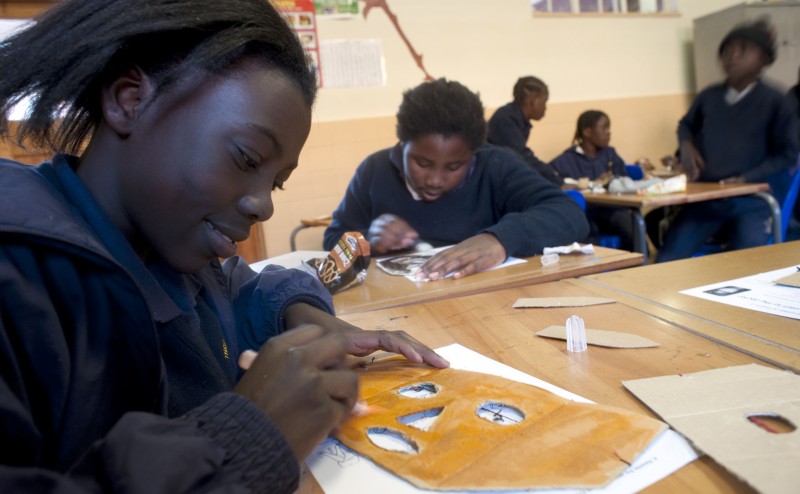Possibilidade de uma criança negra abandonar a escola é três vezes maior que entre não negras