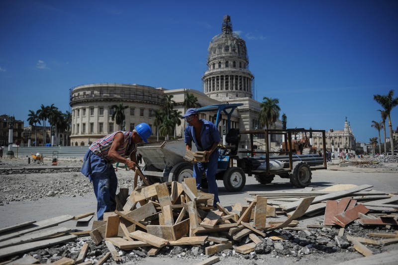  INT - Trabalhadores cubanos trabalham em torno do Capitólio, em Havana, Cuba, para a chegada do presidente dos EUA, Barack Obama  Workers repair a street near the Capitol in Havana, on March 16, 2016, during preparations ahead of US President Barack Obama's visit. The White House on Tuesday opened the door wide for Americans to visit Cuba, even as tourism remains officially banned days before Obama's historic visit to the communist island. AFP PHOTO/YAMIL LAGE  