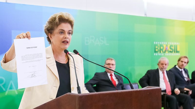 Em cerimônia no Planalto, Dilma mostrou termo de posse de Lula