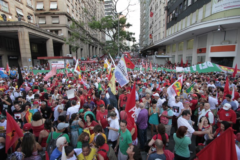  Ato pró governo de Dilma Rousseff na Esquina Democrática no centro de Porto Alegre  