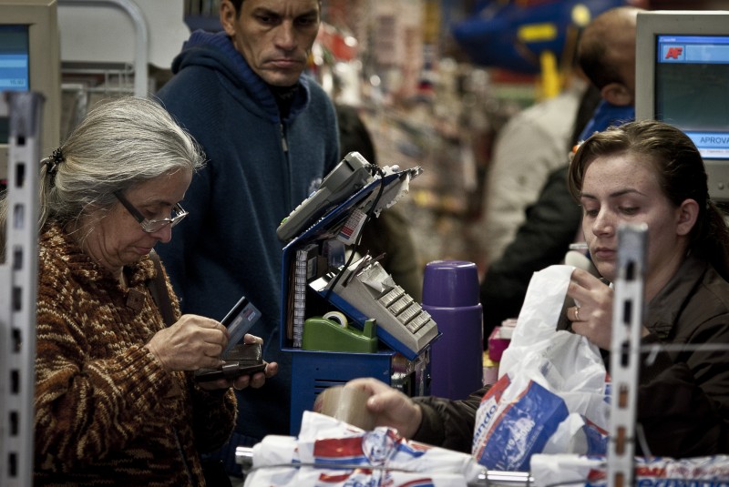 Crise econômica persistente impacta as condições de confiança para o consumo