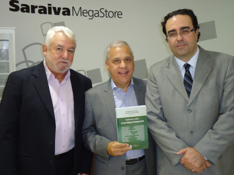 Autógrafos
foto 1
Walter Abel, diretor da Livraria do Advogado Editora, com Sergio Gilberto Porto e Luciano Brasil
 
