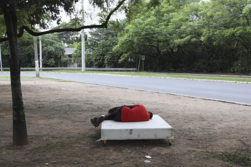  PG3.    Morador de rua curte uma soneca na tarde.  