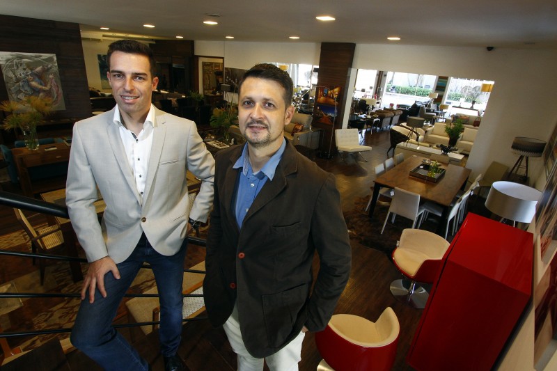 Loja de decora��o do DC Shopping, Ornatum inaugura espa�o dedicado a homens. Os s�cios Everton Sbruzzi e Marcelo Werlang investiram R$ 500 mil e dizem ter ouvido o mercado