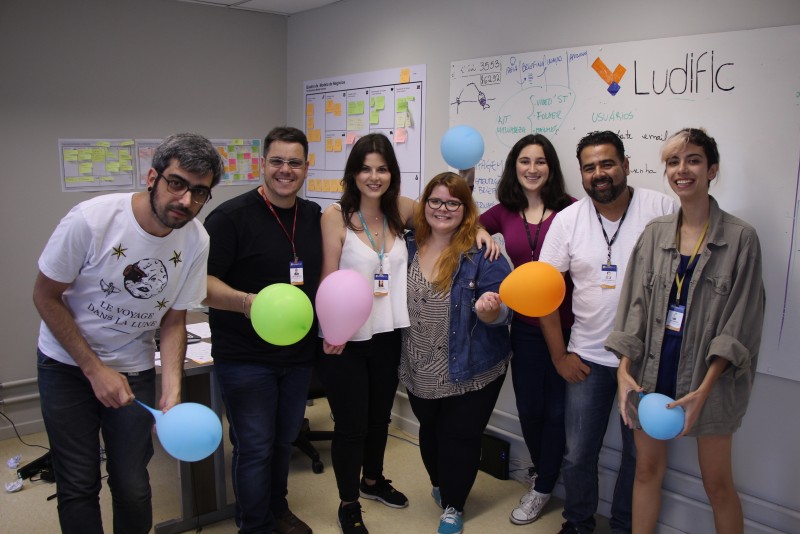 A portuguesa In�s (no meio, de branco) com a equipe da Ludific Plataformas Inteligentes, incubada na Pucrs