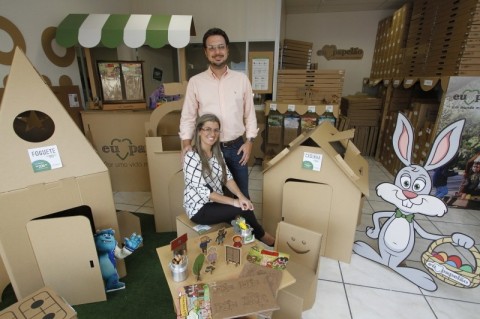 O filho do casal que inspirou a cria&ccedil;&atilde;o das mesas de papel&atilde;o