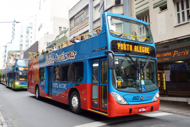Segundo andar do ônibus terá atrações da Banda Municipal; roteiro inclui 22 bairros de Porto Alegre
