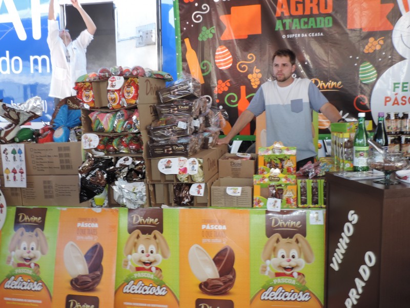 Feira oferece descontos para produtos como o chocolate, tradicional das celebrações de Páscoa