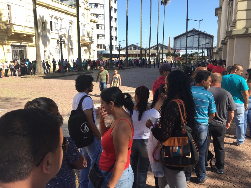 Desempregados fazem fila para buscar vagas nas agências em Porto Alegre 