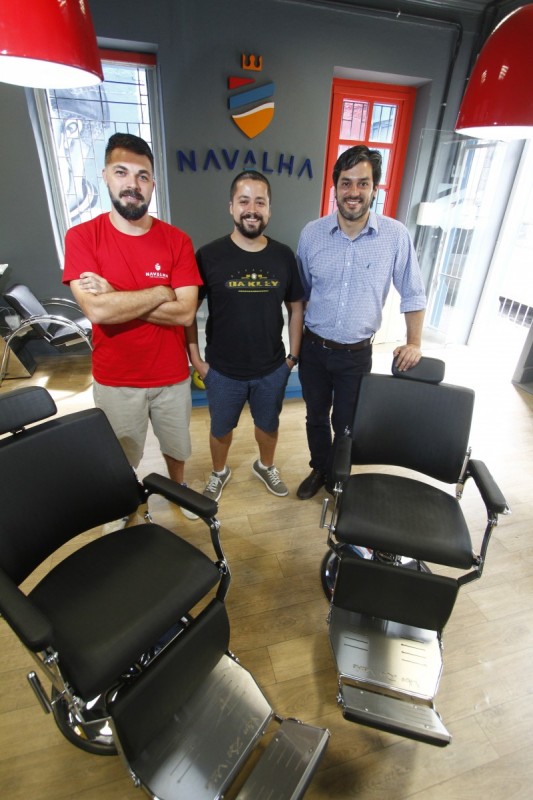  Gera&ccedil;&atilde;oE: Entrevista com Felipe Bueno, Jaime Santos e Giordano Zani, s&oacute;cios da Barbearia Navalha. Na foto: Jaime Santos, Felipe Bueno e Giordano Zani   Foto: FREDY VIEIRA/JC