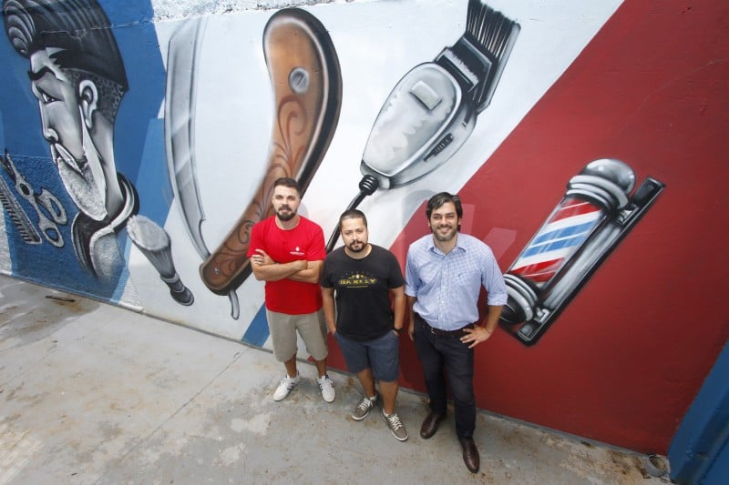 Loucos por futebol: Bueno (E), Santos e Zani (D) apostam em espa&ccedil;o que re&uacute;ne beleza e esporte Foto: FREDY VIEIRA/JC