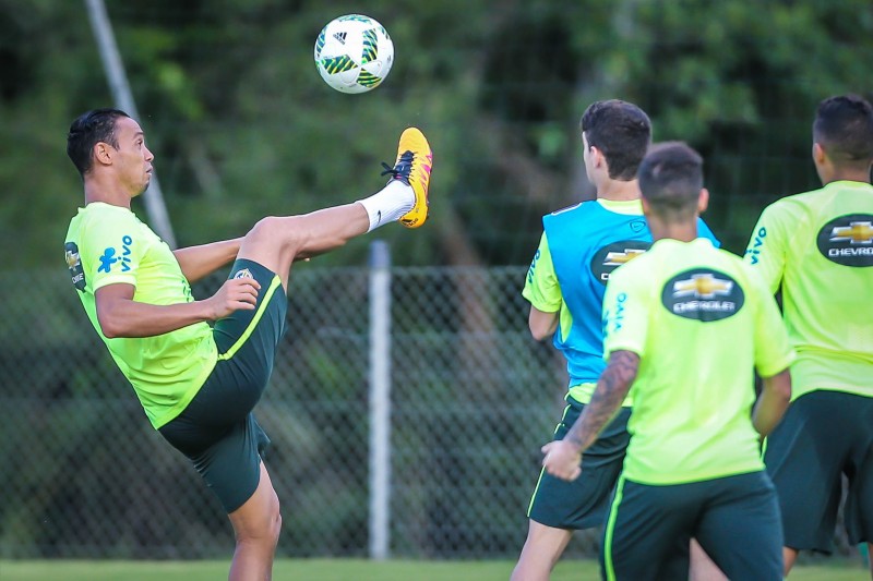Provável substituto de Neymar, Ricardo Oliveira treinou entre os titulares em Viamão