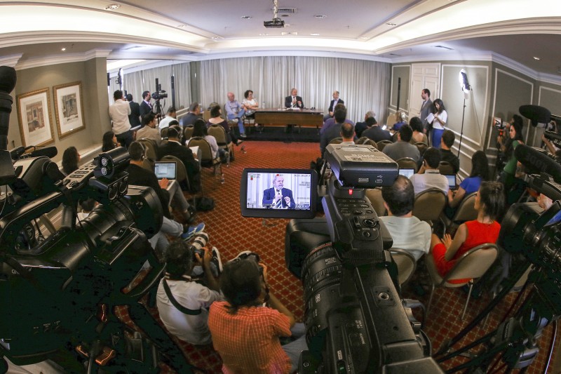 Condição eleitoral do ex-presidente é principal foco das atenções da mídia mundial