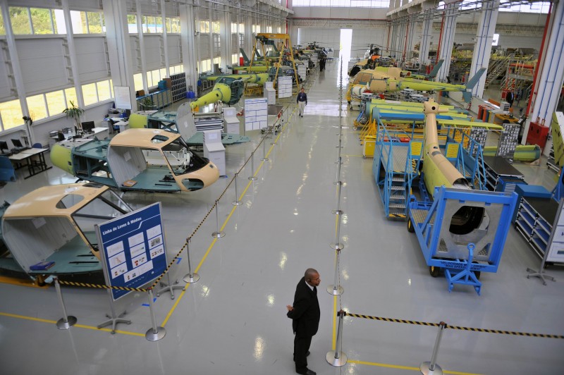  PICTURE OF THE HANGAR WHERE HELICOPTERS ARE ASSEMBLED, TAKEN DURING THE INAUGURATION OF A FACTORY OF HELIBRAS, THE BRAZILIAN UNIT OF HELICOPTER-MAKER EUROCOPTER, A BRANCH OF EUROPEAN AERONAUTICS GIANT EADS, IN ITAJUBA, IN THE BRAZILIAN SOUTHERN STATE OF MINAS GERAIS, ON OCTOBER 2, 2012.   AFP PHOTO/VANDERLEI ALMEIDA  