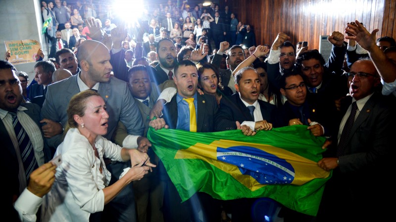Grupos de apoio e oposição ao afastamento de Dilma se enfrentaram no salão verde da Câmara
