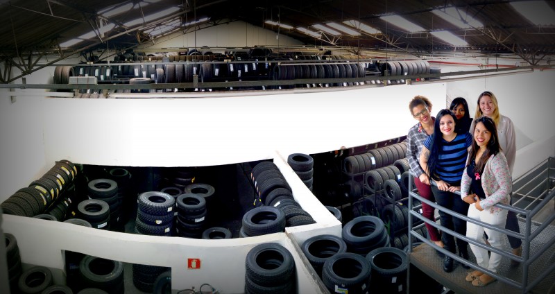 Equipe de atendimento e vendas da KD Pneus, de S&atilde;o Paulo, composta apenas por mulheres, teve de superar desconfian&ccedil;as no in&iacute;cio  Foto: KD Pneus/Divulga&ccedil;&atilde;o/JC