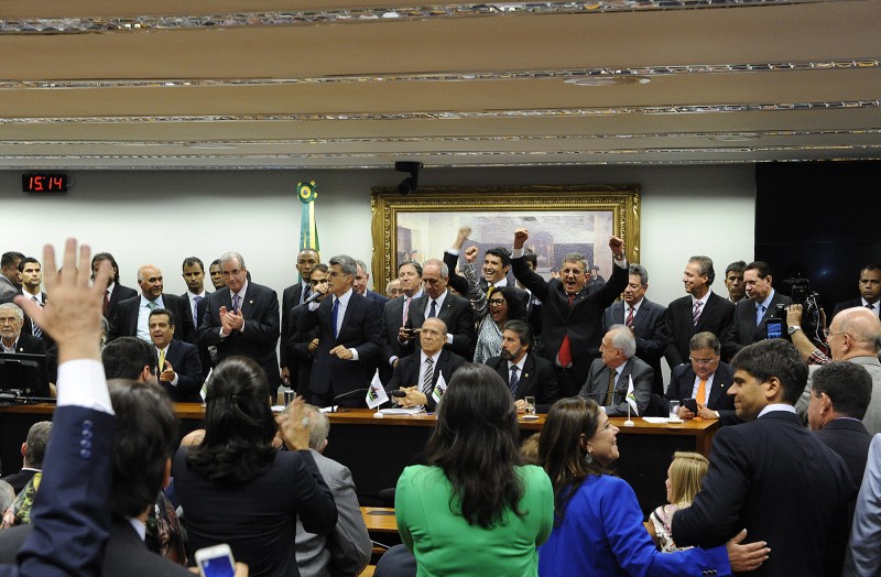 Votação simbólica pelo desembarque do governo federal marcou convenção da sigla em Brasília