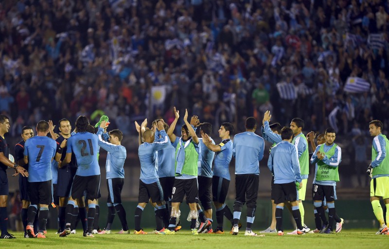 Jogadores comemoram a vitória e a liderança na eliminatória sul-americana