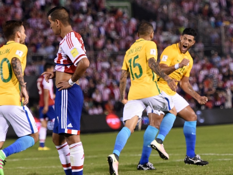 Alves comemora tento de empate dos brasileiros