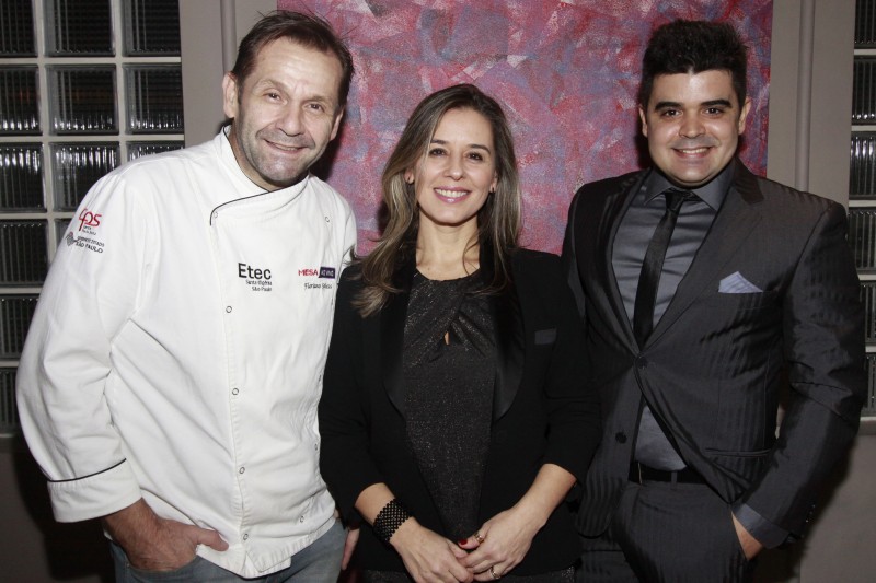 O chef Floriano Spiess e Giuliana Oliveira com o artista Claudio Cupertino