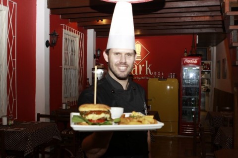  Mark Hamburgueria faz burger com p�o de queijo.  Na foto: Mark Bandeira  