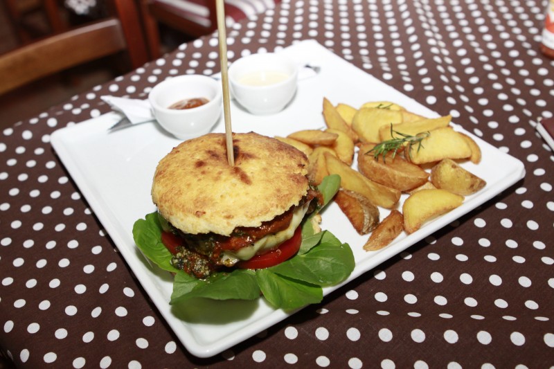  Mark Hamburgueria faz burger com pão de queijo.   Foto: GIOVANNA K. FOLCHINI/JC