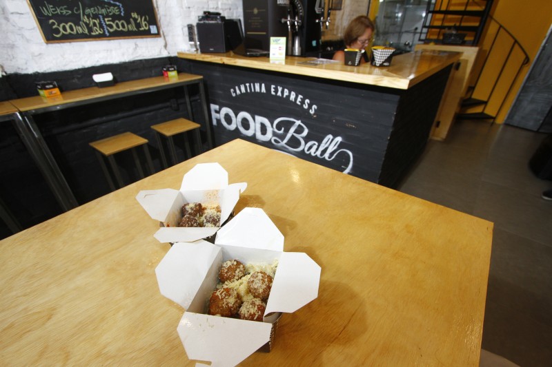  Restaurante Foodball, para o GE. Entrevista com Fernando Quines (camiseta cinza) e Andr&eacute; Gutierres, s&oacute;cios do bar.   Foto: FREDY VIEIRA/JC