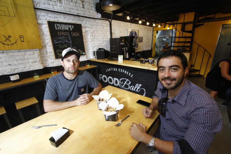 Restaurante de Fernando Quines (camiseta cinza) e Andr&eacute; Gutierres fica na rua Fernando Machado Foto: FREDY VIEIRA/JC